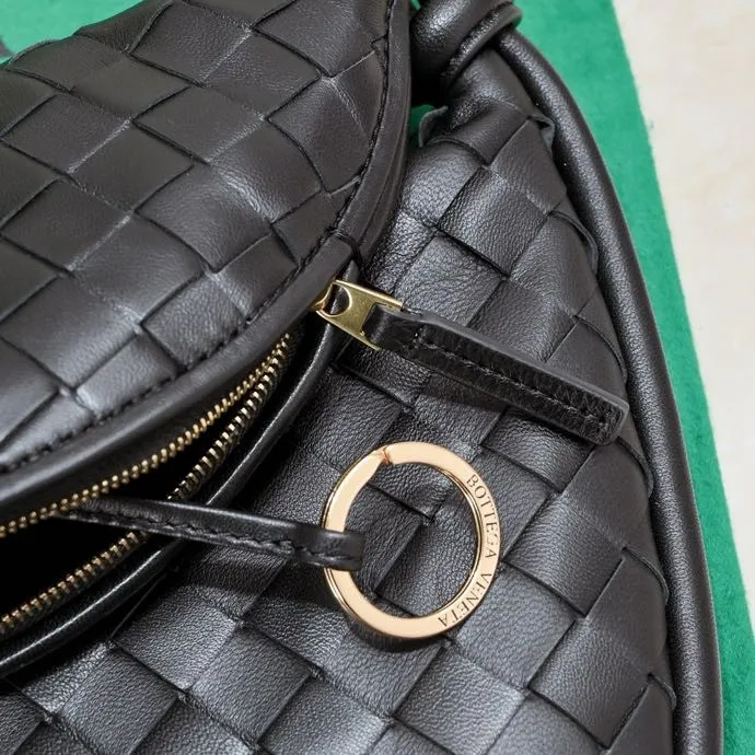 Batch 1860 Bv Shu Qi's same "Gemelli" twin bag 👇 Locked in advance 24 years of hot style 💕 Gemelli is paired with two half-moon shaped bags, matched with the brand's iconic intrecciato woven sheepskin, equipped with a detachable tubular handle, which can be used as a clutch, on the shoulder or by flipping the small crescent moon as a handle, or as a long shoulder strap 🉑️ crossbody The dual design has a personalized yet charming attitude, and the eye-catching visual impact brings an elegant and fashionable feeling. It is a bag worth buying💥 Size: 36x25x10, Model: 4281#